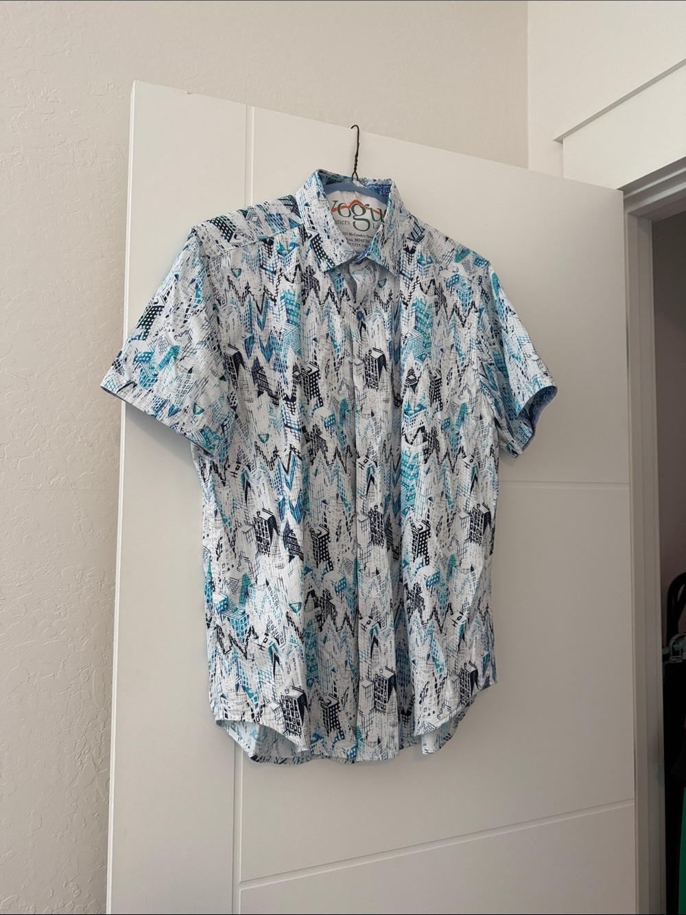 Robert Graham Short Sleeve Button-Down Shirt in Size M